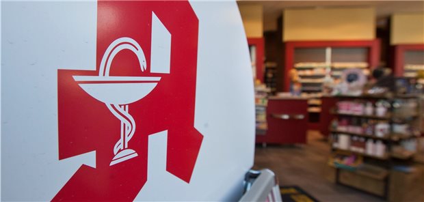AOK honoriert Botengänge der Apotheken Eine Offizin im Inneren: Derzeit müssen Apotheker aber auch öfter raus.
