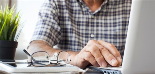 Bayerische Online-Pflegebörse: Ministerium zieht positive erste Bilanz Mann sitzt vor dem Computer.