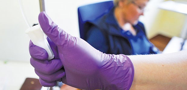 Krebs-Problem für Deutschland Eine Patientin erhält eine Infusionstherapie: Künftig wird es Krebspatienten an Onkologen mangeln, zeigt die DGHO-Studie.