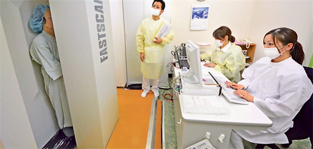 Atomkritiker zweifeln an Fukushima-Folgen Eine Patientin in Fukushima wird vom Japanischen Roten Kreuz auf ihre radioaktive Belastung untersucht.