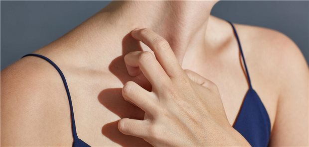 Kasuistik: Was steckt hinter dem neu aufgetretenen Hautausschlag bei rheumatoider Arthritis? Frau, die sich die Haut kratzt