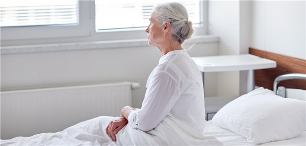 Fachpolitiker der Grünen fordern Energieschutzschirm und Inflationsbremse Eine Patientin sitzt auf ihrem Bett im Krankenzimmer einer Klinik. Krankenhausbetten verbrauchten im Schnitt so viel wie Energie wie ein Einfamilienhaus, rechnen Politikerinnen und Politiker der Grünen-Fraktion im Bundestag vor.