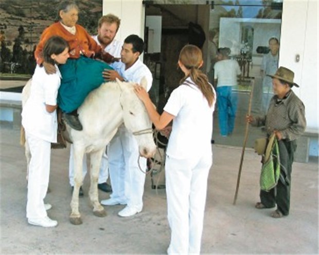 Ein Hospital für die Armen Perus Eine Patientin wird auf dem Pferd in die Klinik gebracht.