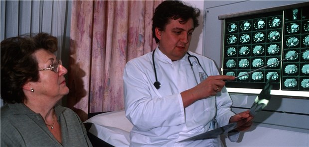 Eine Patientin wird beraten. Was ist der nächste Therapieschritt?