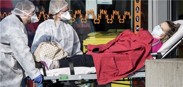 Corona – Statt Beatmung Sterbebegleitung bei über 80-jährigen Patienten Eine Patientin wird in ein Krankenhaus in Straßburg eingeliefert (Archivbild vom 20. März 2020).