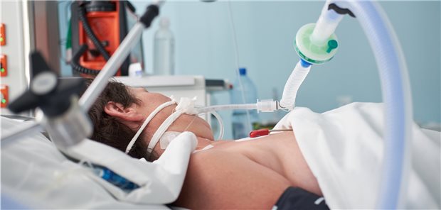 Eine Patientin wird wegen einer schweren COVID-19-Erkrankung beatmet.