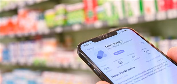 E-Rezept: „Weitere vollständig digitale Einlösemöglichkeit gewünscht“ Eine Person hält in einer Apotheke ihr Handy in der Hand, auf dem die App „Das E-Rezept“ zu sehen ist. Ein digitaler Zugang über diesen Weg allein wird für einen schnellen Rollout des E-Rezepts aber nicht reichen, glaubt die Bundesregierung.