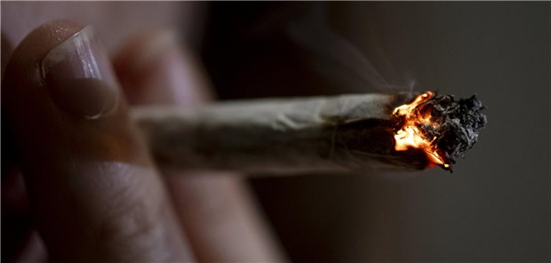 Cannabis-Freigabe: Saarland befürchtet Hasch-Tourismus aus Frankreich Eine Person raucht einen Joint.
