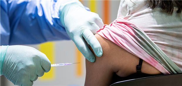 Staatsrechtler: Corona-Impfpflicht keine Frage des Gewissens Eine Person wird im Impfzentrum Berlin-Tegel gegen das Coronavirus geimpft. Der Bundestag debattiert am Mittwoch erstmals ausführlich über die Einführung einer allgemeinen Impfpflicht in Deutschland.