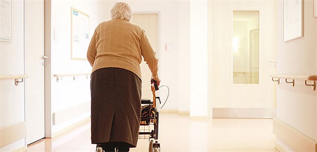 Offene Stellen bei jeder zweiten Pflege-Einrichtung Eine Pflegebewohnerin allein auf weiter Flur. In vielen Heimen fehlen Pflegekräfte.