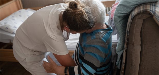 Eine Pflegefachkraft hilft einer Frau beim Umsetzen. Die Finanzierung solcher Tätigkeiten muss laut PKV zukunftsfest werden.