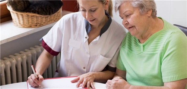 Eine Pflegekraft auf Hausbesuch bei einer Patientin.