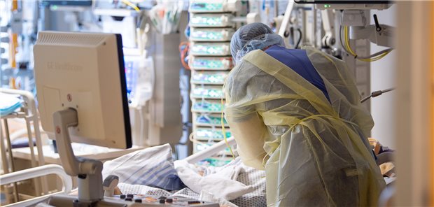 Vorbehaltsaufgaben für Fachpflege? Anästhesisten mahnen Dialog an Eine Pflegekraft auf der Intensivstation eines Krankenhauses: Die Deutsche Gesellschaft für Fachkrankenpflege und Funktionsdienste (DGF) hat sich für die Festlegung von Vorbehaltsaufgaben ausgesprochen.