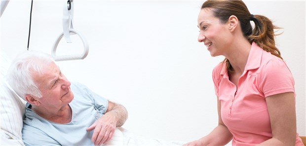 Pflege braucht mehr Akademiker! Eine Pflegekraft bei einem Patienten: Nach Berechnungen der Bertelsmann-Stiftung wären die finanziellen Auswirkungen von mehr akademisch ausgebildeten Fachkräften in der Pflege überschaubar.