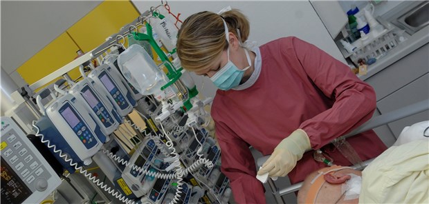 Aufnahmestopp in Kliniken Eine Pflegekraft für maximal 2,5 Patienten: Die Personaluntergrenzen für Intensivstationen machen Klinikenderzeit Probleme.