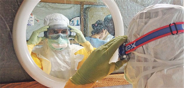So schwer, so ernst, so komplex Eine Pflegekraft von "Ärzte ohne Grenzen" in Guinea prüft den Sitz ihrer Schutzbrille, bevor sie Ebola-Patienten betreut.