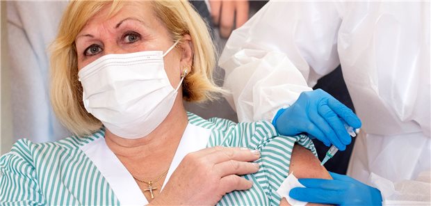 Aufschub für Corona-Impfpflicht im Gesundheitswesen gefordert Eine Pflegekraft wird gegen COVID-19 geimpft. Die Impfquote in Praxis und Klinik liegt bei mehr als 90 Prozent.