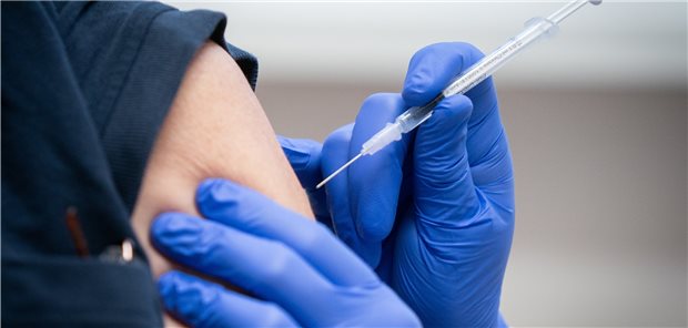 Impfskepsis abbauen: Nicht Zwang, sondern Vertrauen ist der Schlüssel Eine Pflegekraft wird im Rahmen der Mitarbeiter-Impfung im Krankenhaus Bethel Berlin gegen das Corona-Virus geimpft.