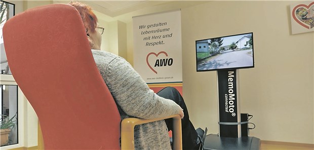 Bewegung in virtuellen Welten motiviert Diabetiker Eine Pflegepatientin radelt durch ihr altes Quartier: Der Videofilm läuft nur weiter, wenn sie sich bewegt.