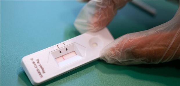 Kostenlose Corona-Testung – Start mit Hindernissen Eine Pharmazeutisch Technische Assistentin kontrolliert in einer Apotheke die Anzeige eines Corona-Schnelltests.