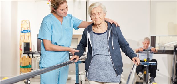 Gesundheitswesen glänzt mit hohen Beschäftigungsquoten Eine Physiotherapeutin in der Rehabilitation: In Deutschland haben noch weniger Beschäftigte im Gesundheitswesen einen akademischen Abschluss als im Durchschnitt der OECD-Länder. (Symbolbild mit Fotomodellen)