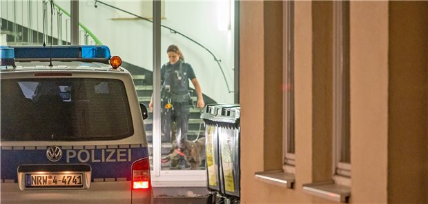 Bombendrohungen gegen Gesundheitsämter Eine Polizistin läuft mit ihrem Diensthund durch das Gesundheitsamt in Olpe. Wegen einer Bombendrohung hatte die Polizei die Behörde vorübergehend geräumt.