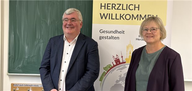 Professor Christian Apfelbacher und Professorin Eva Hummers bei der Eröffnungs-Pressekonferenz zum Kongress  „Gesundheit gestalten – Gemeinsam gesellschaftlichen Herausforderungen begegnen“