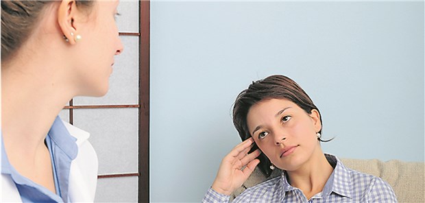 Psychische Erkrankungen – ein Fall für alle Ärzte, nicht nur für Psychogeneralisten! Eine Psychotherapeutin im Gespräch mit einer jungen Frau.