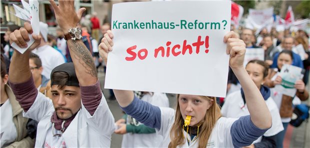 AOK mahnt rasche und grundlegende Krankenhausreform an Eine Reform der Krankenhauslandschaft steht seit vielen Jahren ganz oben auf der gesundheitspolitischen Tagesordnung. Doch es regt sich jedes Mal erheblicher Protest. Hier bei einer Demonstration 2015 in Nürnberg.