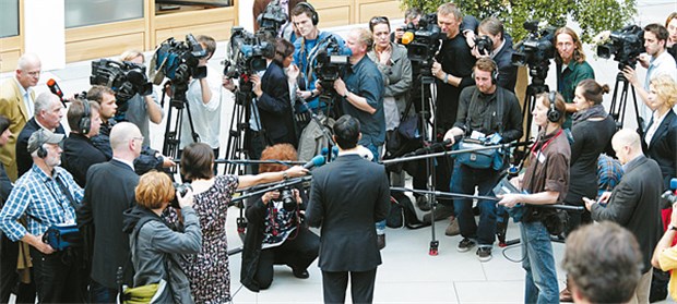 Röslers Reform: Allein gegen alle anderen Eine Reform mit großem Erklärungsbedarf: Gesundheitsminister Philipp Rösler vor Journalisten.
