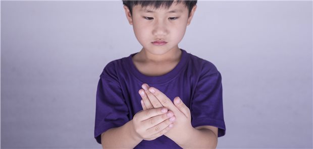 Kind mit Rheuma-Erkrankung.