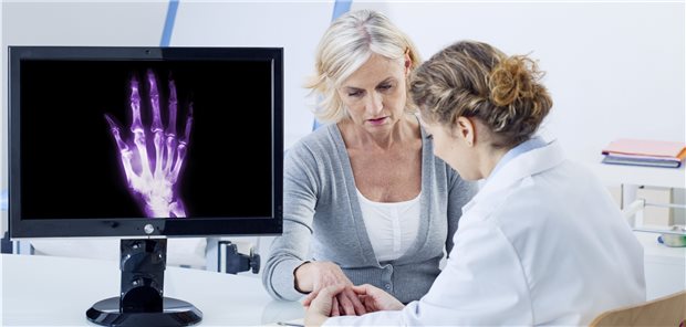 COVID-19: Rheumakranke nicht verstärkt gefährdet Eine Rheuma-Patientin wird beraten. Auch Fragen zur Therapie müssen in Zeiten von Corona angesprochen werden (Symbolbild mit Fotomodellen).