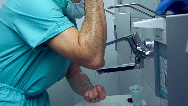 MRSA - so kann die Infektionsrate gesenkt werden Eine Säule der Klinikhygiene: Desinfektion der Hände.