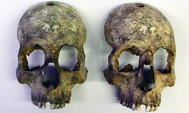 Was die Schädel der Kelten verraten Eine Schädelmaske aus der Mittellatenezeit (3. Jh. v. Chr.). Original: links, Replik: rechts.