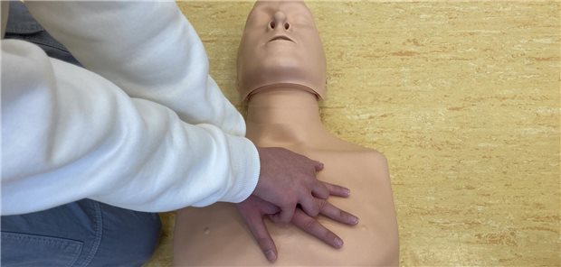 Hessen führt Wiederbelebungsunterricht für alle Siebtklässler ein Eine Schülerin übt an einer Puppe die Herzdruckmassage bei einem Kurs zur Wiederbelebung in einer Schule im hessischen Schwalbach.