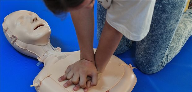 Ärztekammer Niedersachsen fordert Erste-Hilfe-Kurse für alle Schüler Eine Schülerin übt die Wiederbelebung an einem Dummy.