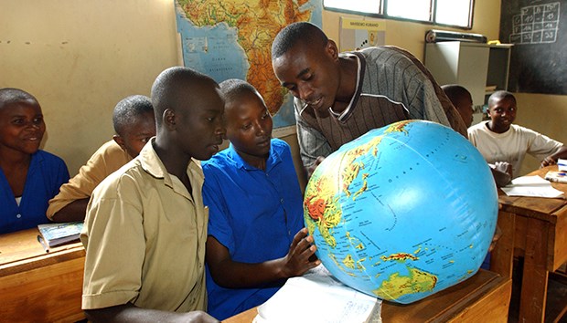 Millionen Jugendliche weltweit ohne jede Perspektive Eine Schule nahe des Dorfes Umubano im Westen Ruandas: Laut Unicef leiden vor allem Jugendliche unter Kriegen, Krisen und Klimawandel.