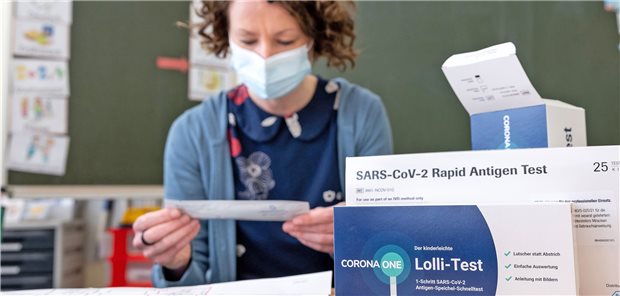 Bayern setzt flächendeckend auf Corona-Lolli-Tests bei Grundschülern Eine Schulleiterin einer Grundschule liest die Gebrauchsanweisung für die Corona-Lolli-Tests. In Bayern sollen sie nach den Sommerferien in allen Grundschulklassen genutzt werden.
