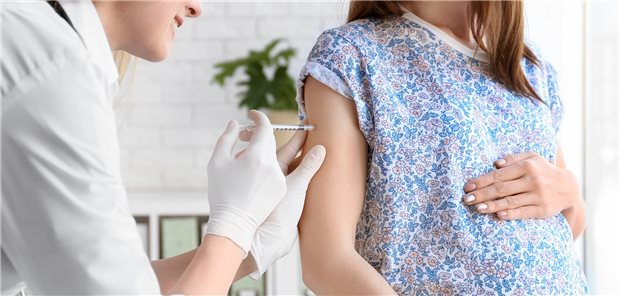 Eine Schwangere wird geimpft: Die beiden COVID-Impfungen zur Grundimmunisierung sollen im Abstand von drei bis sechs Wochen erfolgen und die Auffrischimpfung im Abstand von mindestens sechs Monaten zur Grundimmunisierung.
