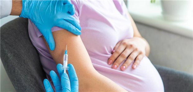Eine Schwangere wird geimpft.
