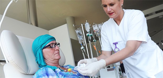 Hecken will Fondsmittel für den GBA Eine Schwester legt eine Chemotherapie an. Die Verträglichkeit soll nun noch genauer erforscht werden.
