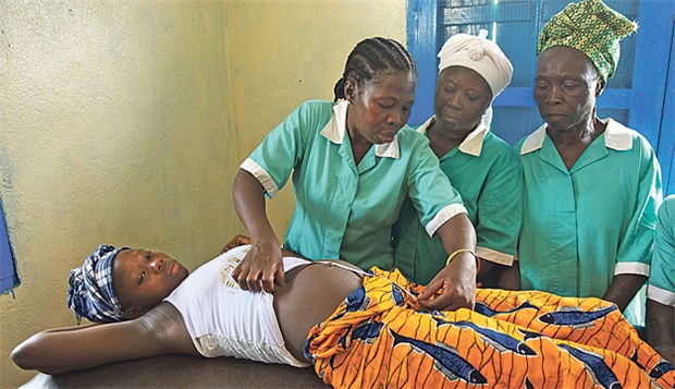 Innovationen mit großem Lebensretterpotenzial Eine Schwester trainiert traditionelle Hebammen in Liberia.Die Mutter-Kind-Gesundheit ist in Afrika ein neuralgischer Punkt.
