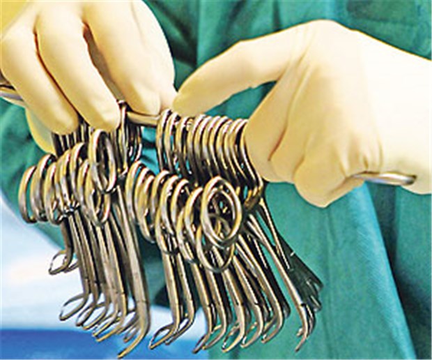 Geplante Patientenrechte sorgen für lange Gesichter Eine Schwester zählt Op-Besteck nach. Im Körper von Patienten vergessene Instrumente zählen zu den Fehlern, die immer wieder auftreten.