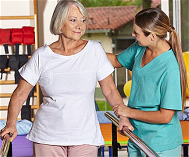 Regierung hält den Deckel drauf Eine Seniorin beim Bewegungstraining mit einer Physiotherapeutin. Das Budget für die Rehabiliatation reicht bei weitem nicht mehr aus.