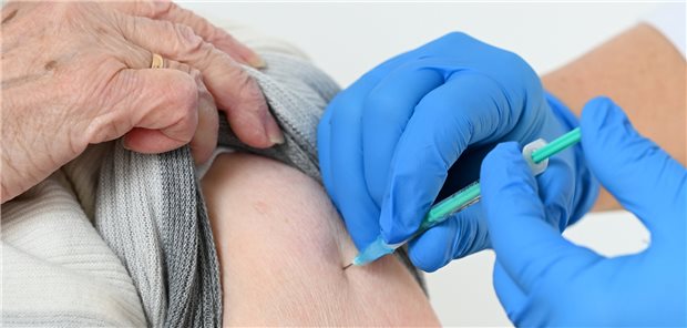 Eine Seniorin erhält eine Impfung gegen SARS-CoV-2. (Archivbild)