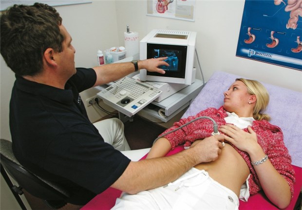 Bei akuter Pankreatitis ist adäquate Schmerztherapie nötig Eine Sonografie des Abdomens ist in der akuten Situation das Verfahren der Wahl: Typisch ist eine vergrößerte, unklar begrenzte Pankreasloge. Gezielt sollte nach Nekrosen, Abszessen und Pseudozysten gesucht werden.