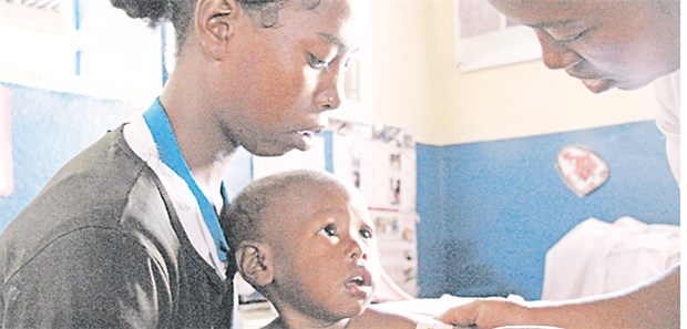 Der unsichtbare Feind der Kinder in Madagaskar Eine Sozialarbeiterin misst den Armumfang eines Kleinkindes.