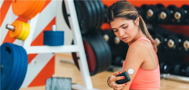 Eine Sportlerin nutzt das „intermittently scanned glucose monitoring“ (isCGM). Dabei sind die Messwerte des Sensors mit einem Scanner auszulesen.