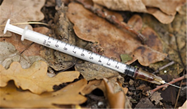 So hoch ist das HIV-Infektionsrisiko durch Spritzen Eine Spritze auf dem Waldboden: Wenn die Nadel schon eine Weile herumliegt, ist sie kaum noch infektiös, denn das Blut ist bereits geronnen.