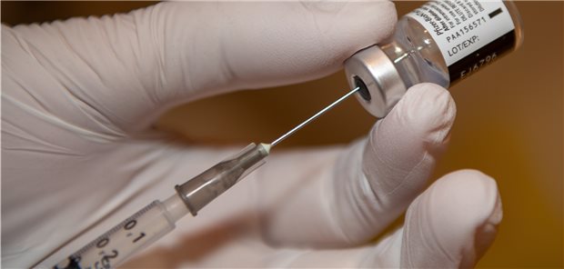 Eine Spritze mit dem Impfstoff gegen SARS-CoV-2 bzw. COVID-19 wird im Impfzentrum aufgezogen.